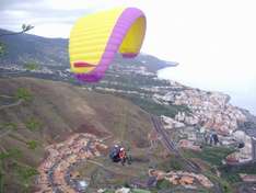 Paraglider in Richtung Santa Cruz de Tenerife