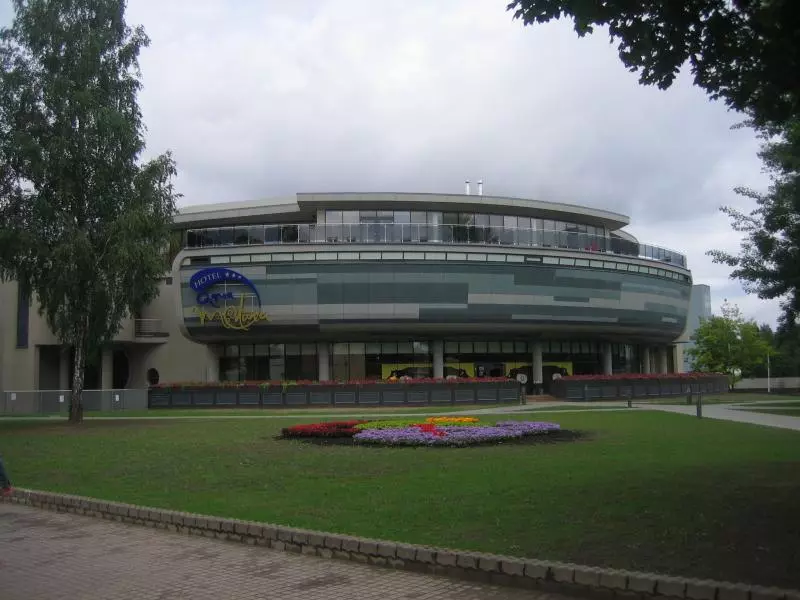 Hotelgebäude mit begrüntem Vorplatz